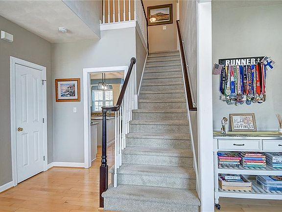 5th image of 815 Denham Arch
