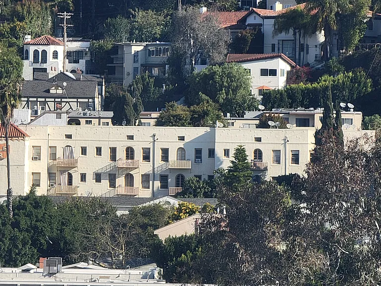 DE MILLE MANOR — Photo 10