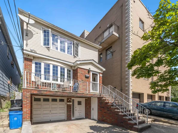 147 W 52nd St, Bayonne, NJ 07002