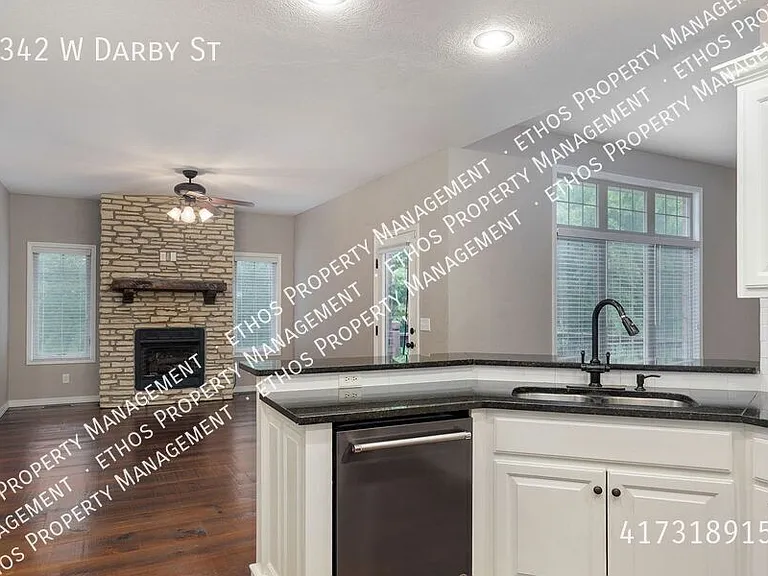2342 W Darby St — Photo 19
