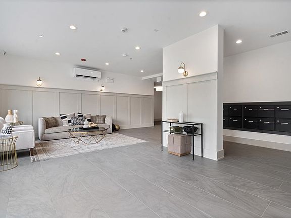 2nd image of 1548 W Ardmore Ave #2F