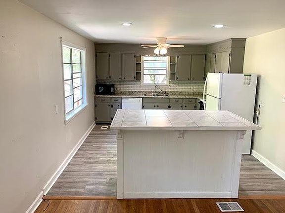 5th image of 310 Lawton Ave