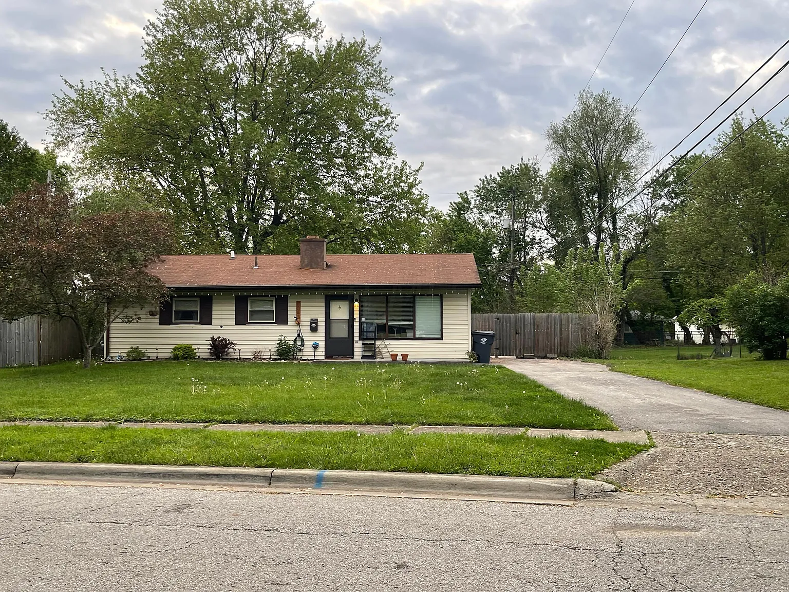 1043 Pleasant Dr photo 1
