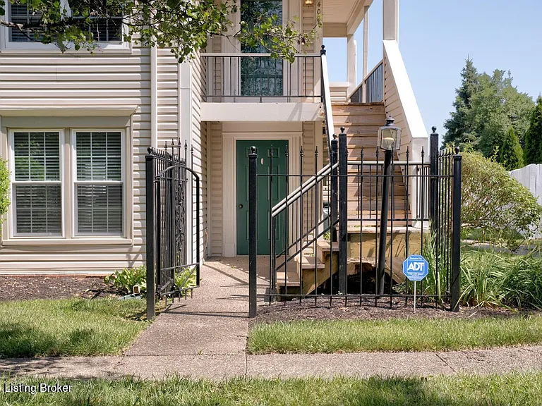 10402 Timberwood Cir — Photo 1