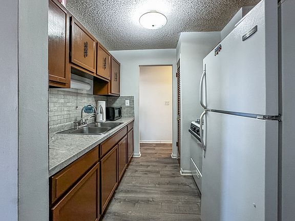 3rd image of 247 N Neltnor Blvd #B-1