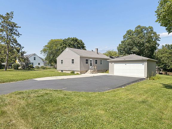 3rd image of 940 McKinley Ct