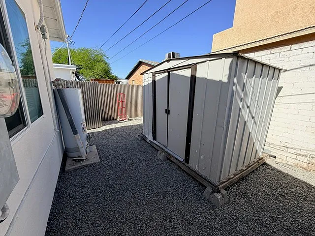 916 E Elm St — Photo 15