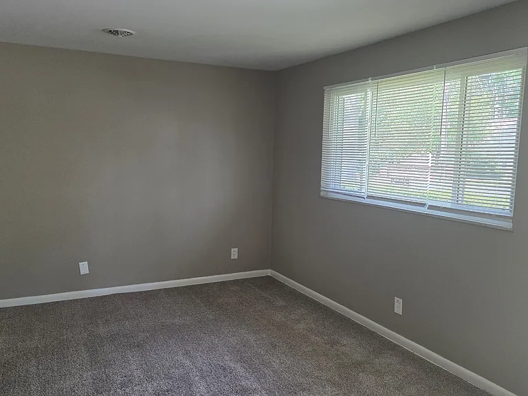 115 Elmwood Dr — Photo 4