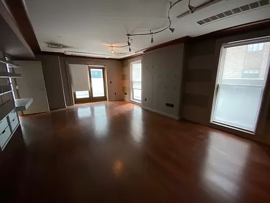 5th image of 55 Wall St APT 950