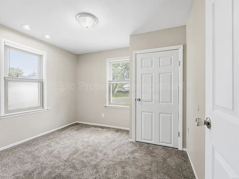24440 Sylvan Ave — Photo 10
