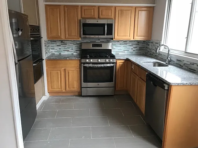 1222 W Oxford St — Photo 3