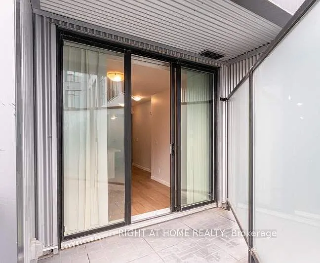 690 King St W #218 — Photo 18