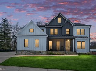 516 Valley Dr SE, Vienna, VA 22180