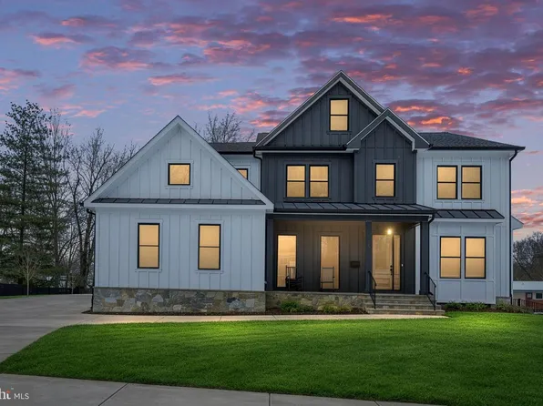 516 Valley Dr SE, Vienna, VA 22180