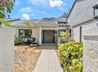4 Clubhouse Ln, Boynton Beach, FL 33436