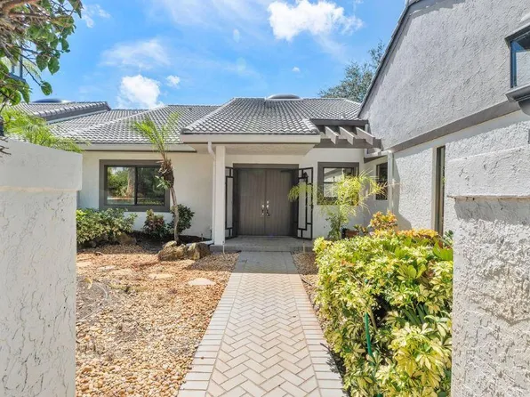 4 Clubhouse Lane, Boynton Beach, FL 33436