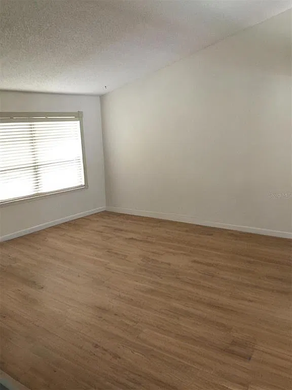3 bed, 2.0 bath, 1067 sqft, $2,000 — Photo 3