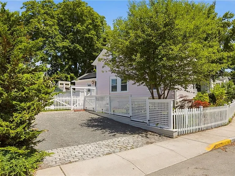 21 Clinton Ave — Photo 26