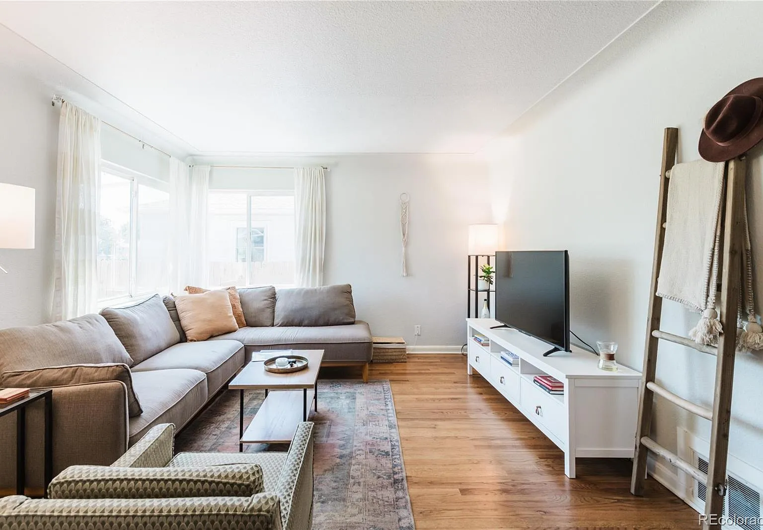 5 bed, 2.0 bath, 1833 sqft, $4,200 — Photo 3