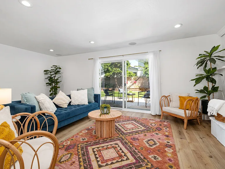 16002 Warren Ln — Photo 2