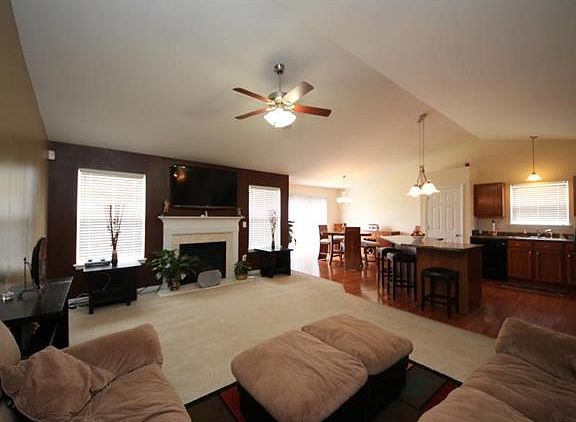 4th image of 806 Saybrook Falls Dr