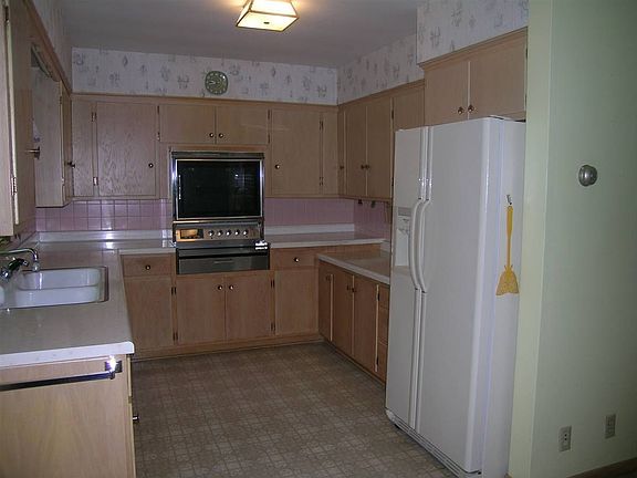 4th image of 1005 S Ferry Dr