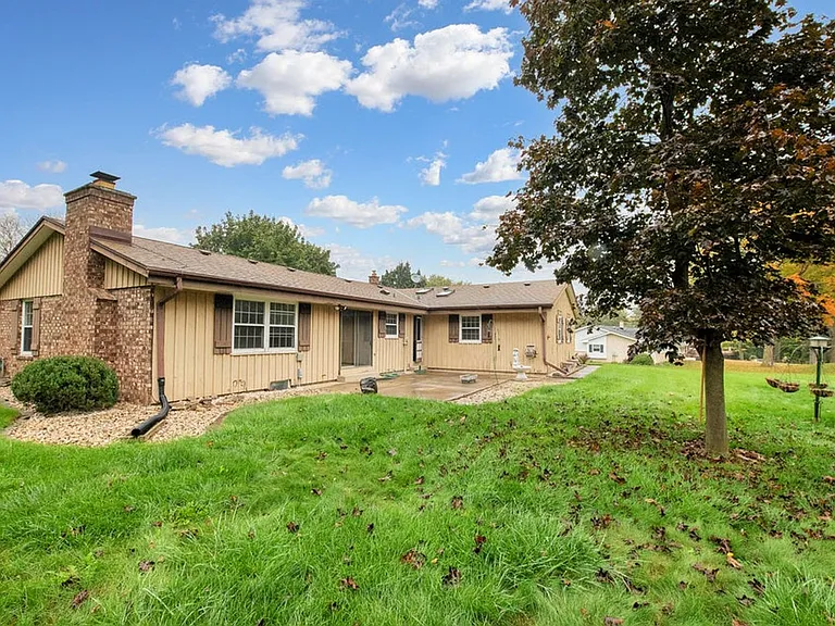 N55W21387 Logan Dr — Photo 2