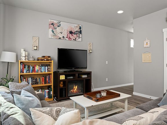 3rd image of 206 Susan St #A