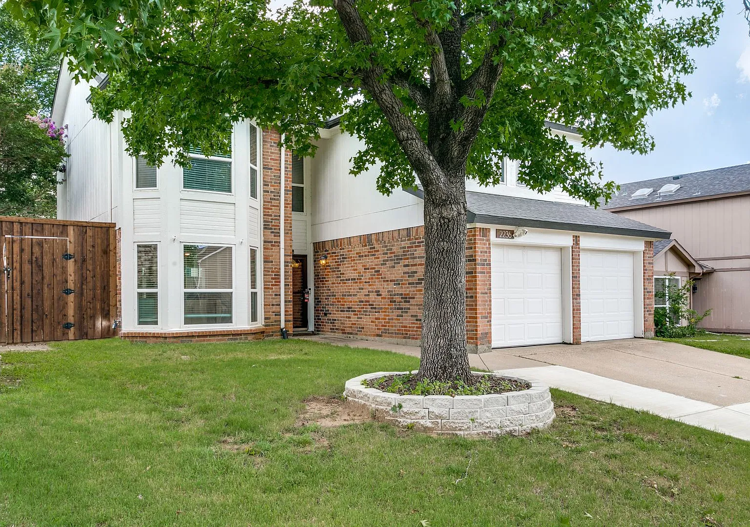 Experience the best of Grapevine living, only moments from charming Historic Downtown. — Photo 2