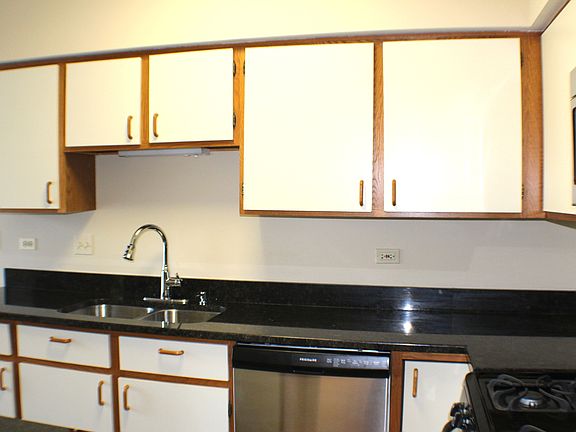 5th image of 1130 S Parkside Dr