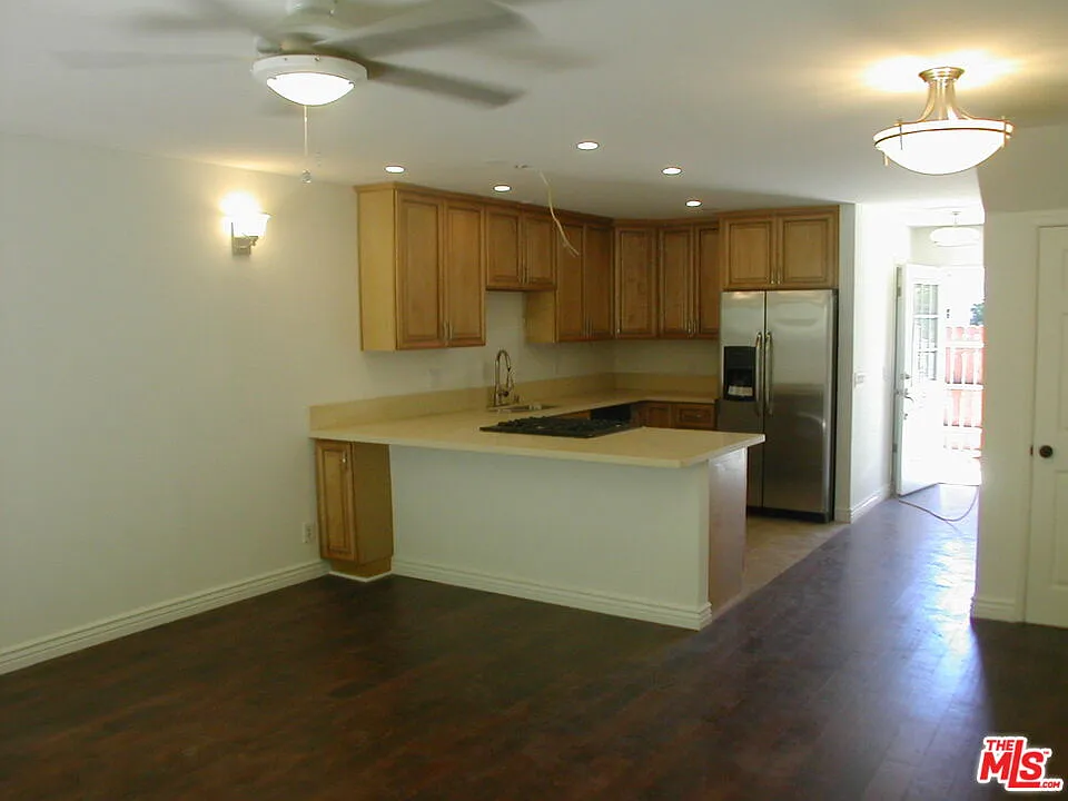 2 bed, 2.0 bath, 1200 sqft, $3,325 — Photo 2