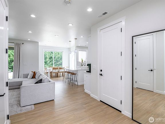 4th image of 10519 24th Avenue E