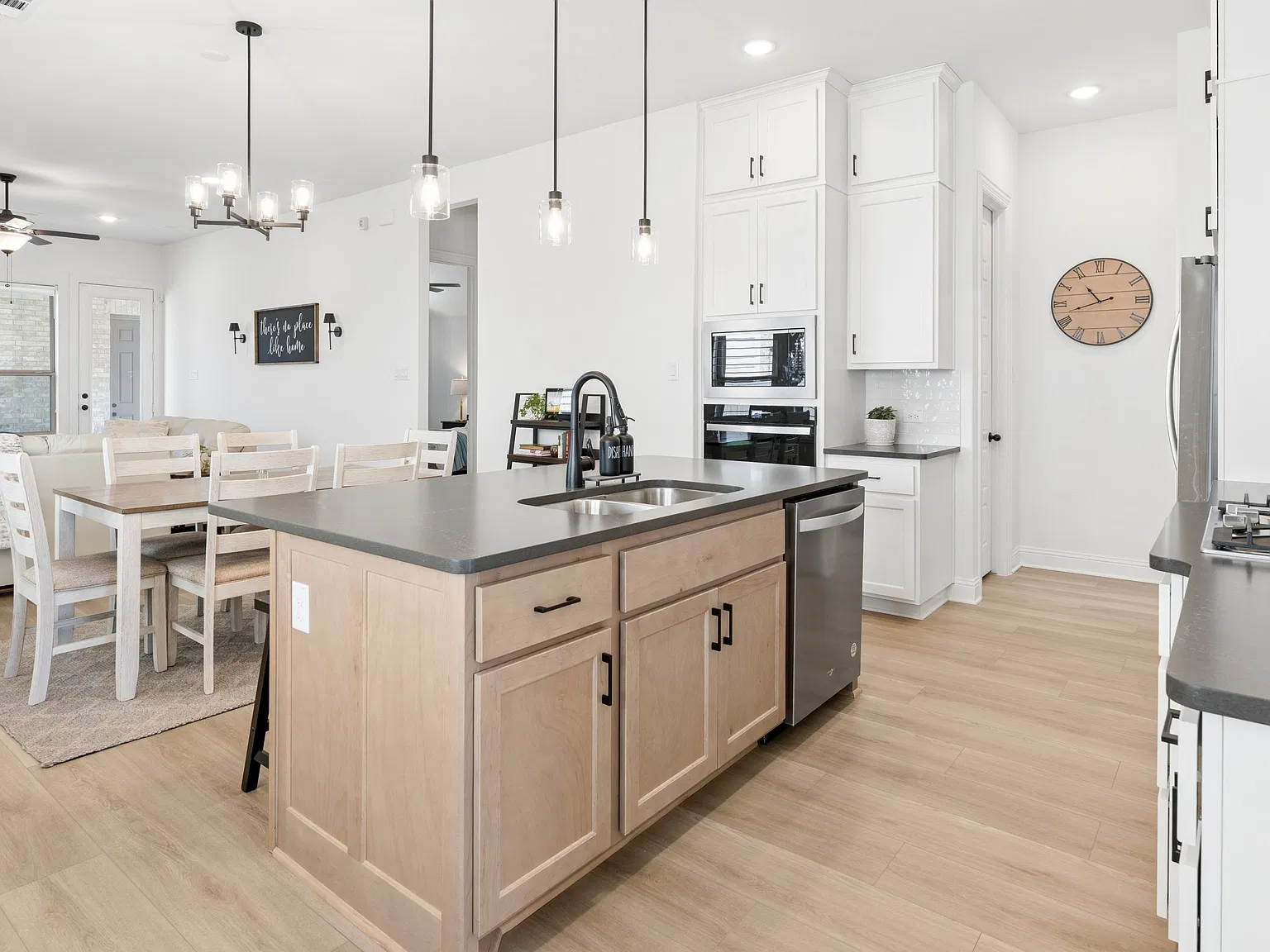 3 bed, 1758 sqft, $2,850 — Photo 4