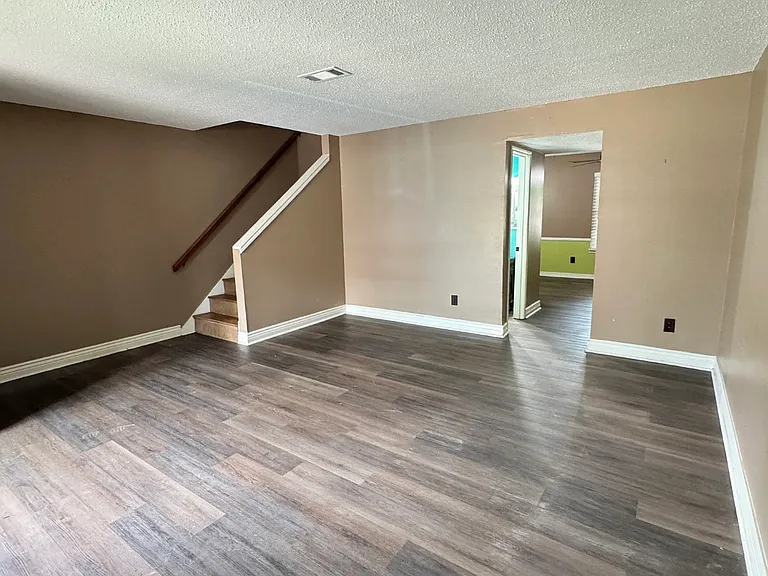 114 Westchase Dr — Photo 9