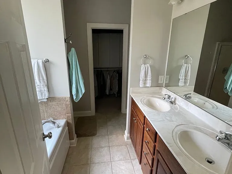 34 Woodbury Ln — Photo 15