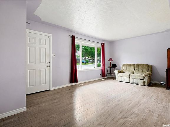 3rd image of 145 Ellison CRESCENT
