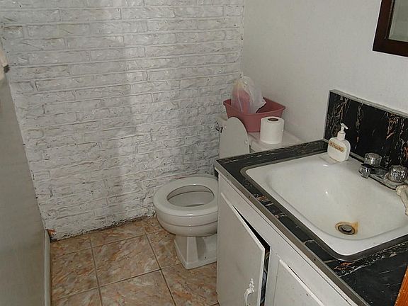 1/2 BATH OFF EXTRA LIVING ROOM OR 4TH BEDROOM