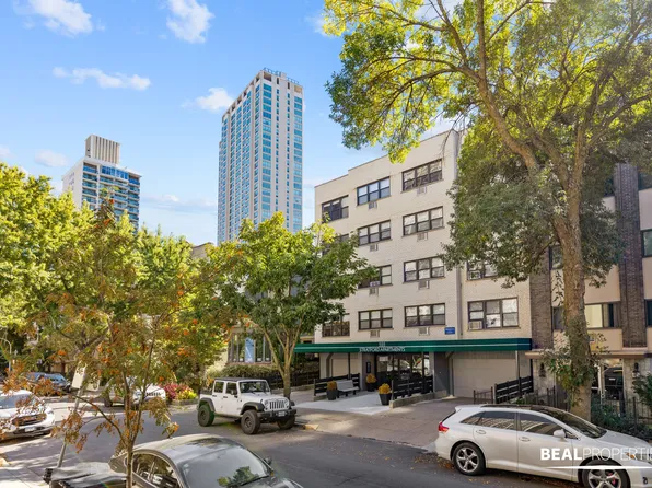 555 W Stratford Place