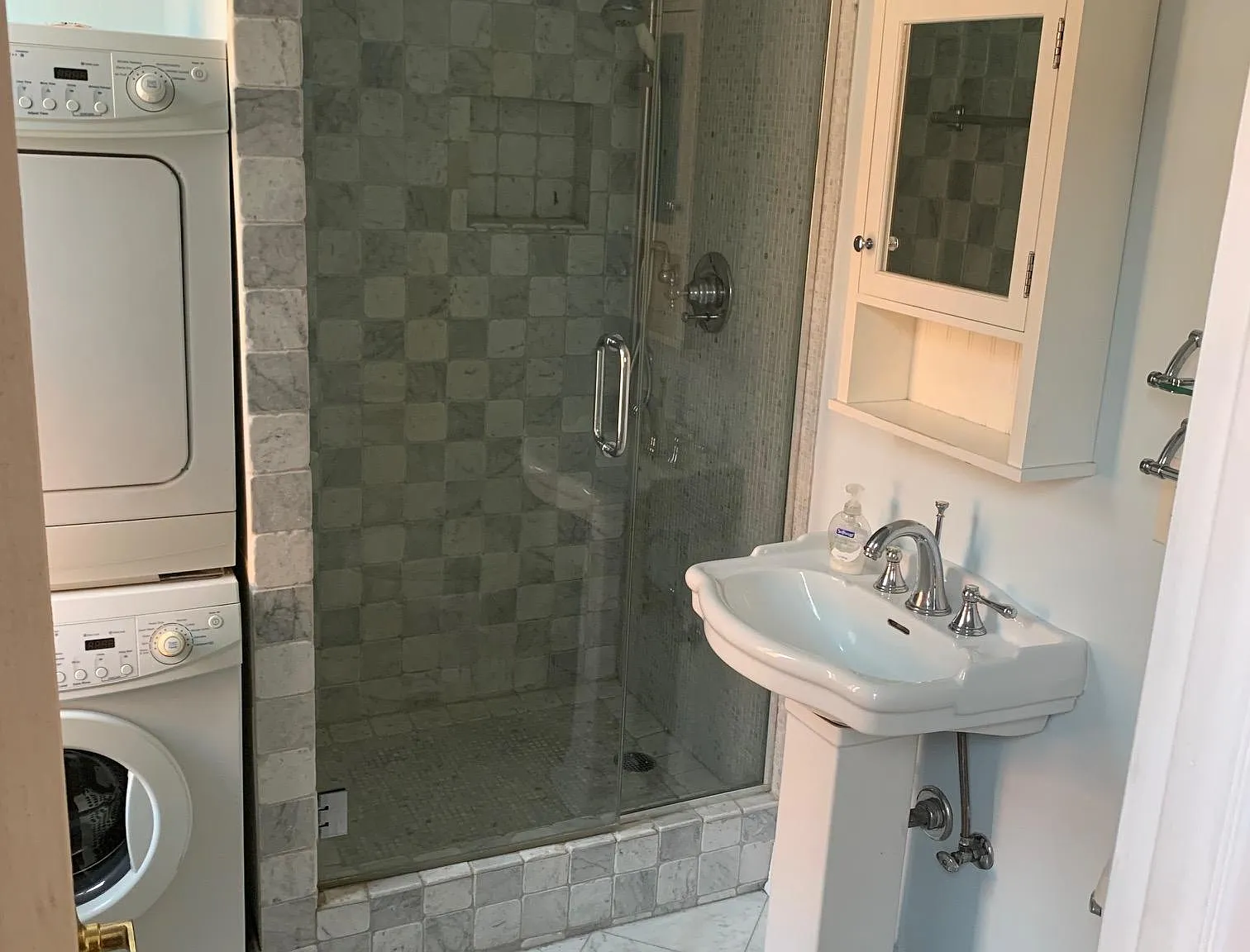 2 bed, 800 sqft, $3,000 — Photo 2