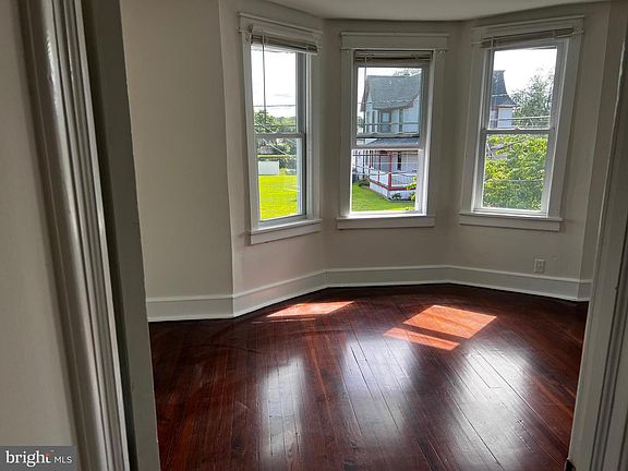 4th image of 529 Bridgeboro St