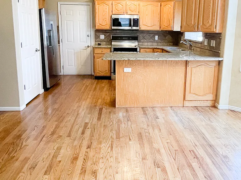 327 E Sandy Land Ln — Photo 4