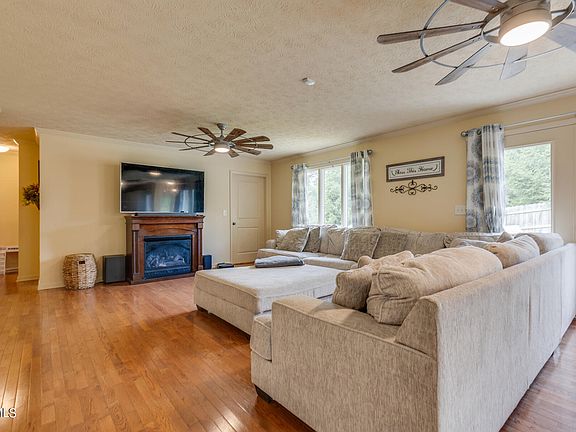 5th image of 163 Tall Oak St