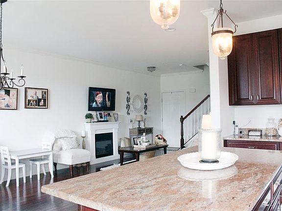 2nd image of 909 Hawthorn Way