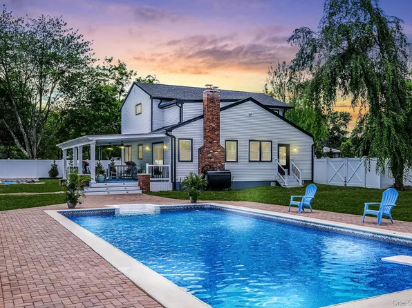 2 Polo Street, Dix Hills, NY 11746