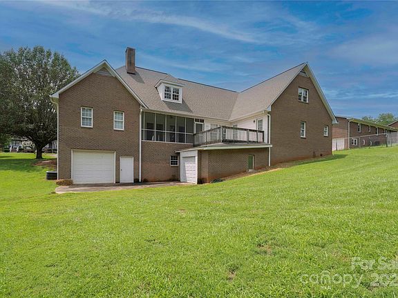 5th image of 1923 Carolyn Dr