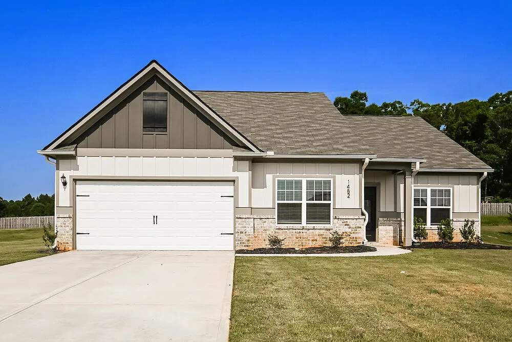 4 bed, 2.0 bath, 2164 sqft, $2,295 — Photo 1