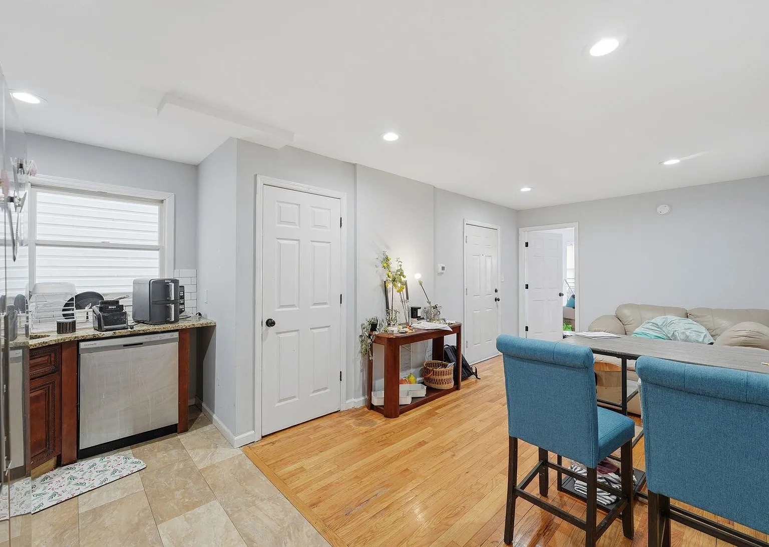 3 bed, 2.0 bath, 1000 sqft, $2,400 — Photo 4