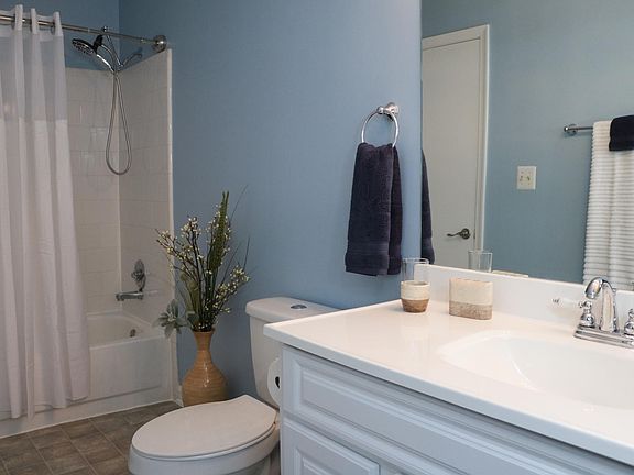 Spacious batroom.