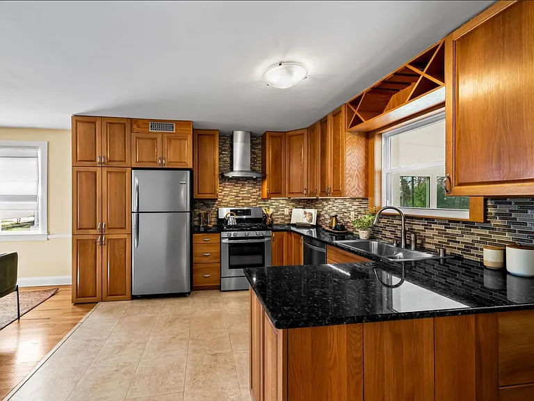 14100 Canterbury Ln — Photo 9