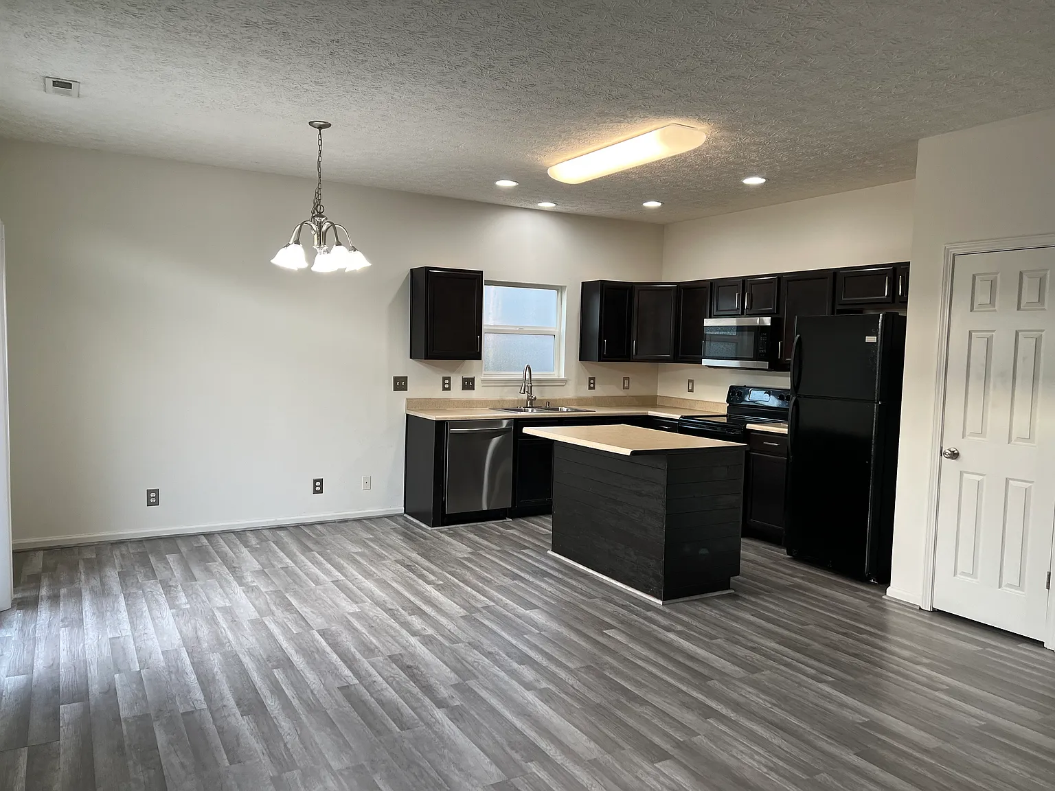 3 bed, 1444 sqft, $1,895 — Photo 2